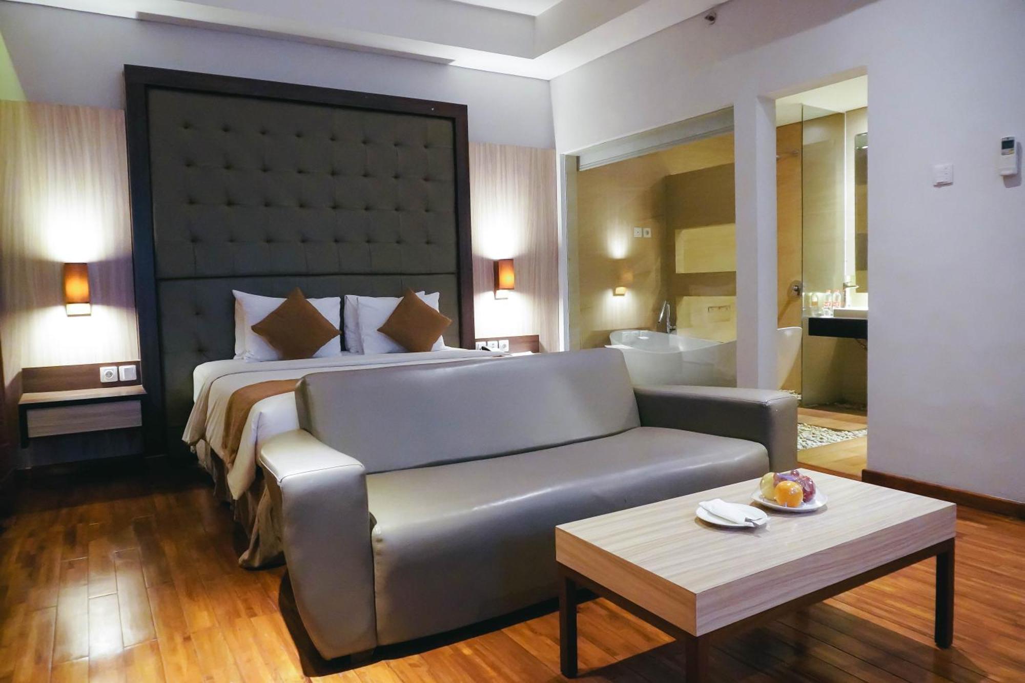 Crystal Lotus Hotel Yogyakarta Melati Exterior foto